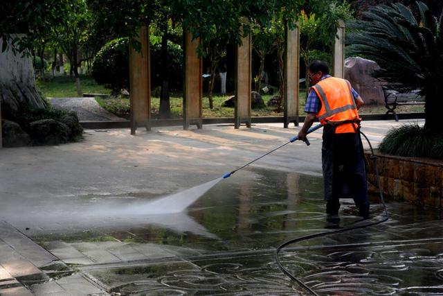 安岳紫竹公园环卫工人高压冲洗地面，陈年污垢瞬间清除
